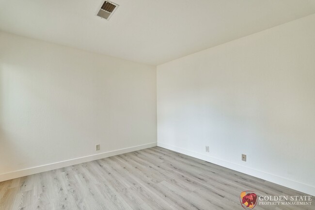 Building Photo - Spacious 2-Bedroom, 2-Bath Townhome in Pri...