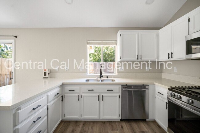 Building Photo - 3 Bedroom/2 Bath Home in Tyner Ranch - $2395 per month!