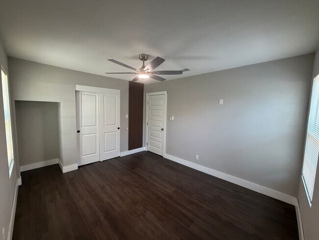 Building Photo - 231 Elm St