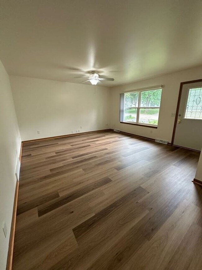 Building Photo - Ellis Avenue Duplex