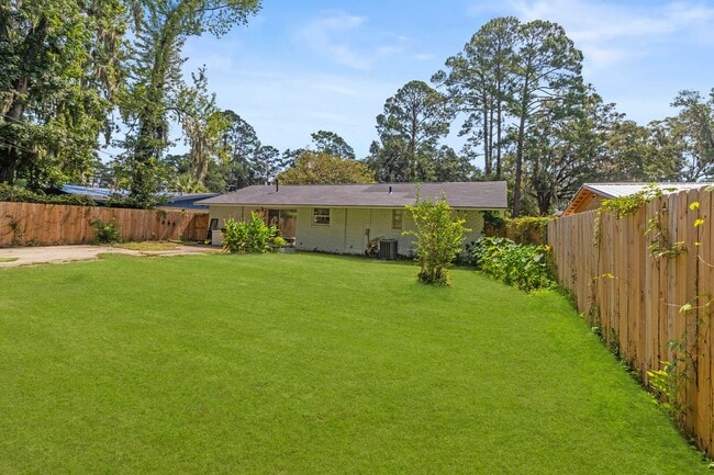 Building Photo - BEAUTIFULLY REMODELED, CONVIENENTLY LOCATE...