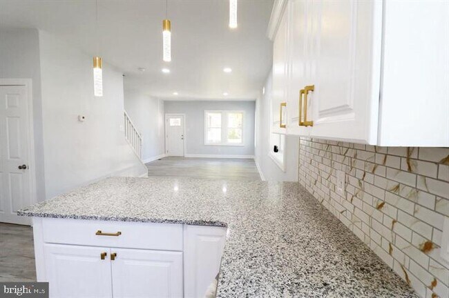Building Photo - 523 W 26th St