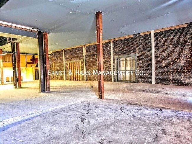Building Photo - 800 S Pacific Ave