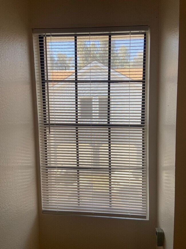 Building Photo - 1 Bedroom 1 bath w/attached garage