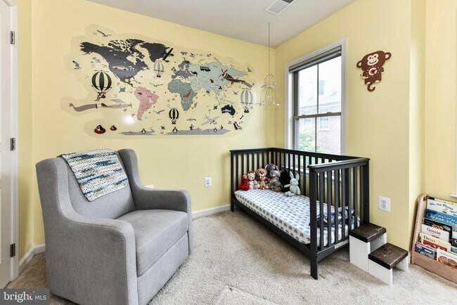 Building Photo - 2505 S Kenmore Ct