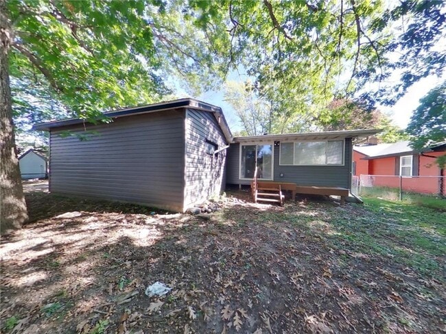 Building Photo - 1056 S Shore Dr