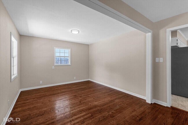 Building Photo - 822 E River Rd