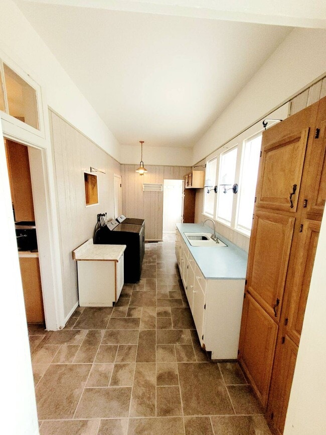 Building Photo - 103 W 1st Ave