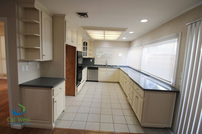 Building Photo - $4095 - 4 Bed/2 Bath 1933 sqft single stor...