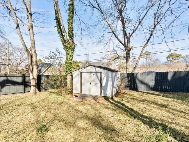 Building Photo - 1403 Lowell Dr SE