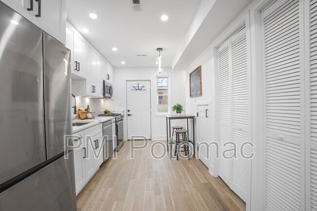 Building Photo - 702 19th St NE