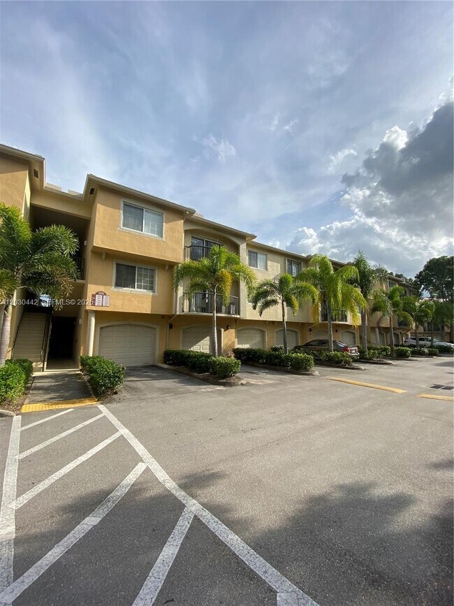 Building Photo - 300 Crestwood Ct N