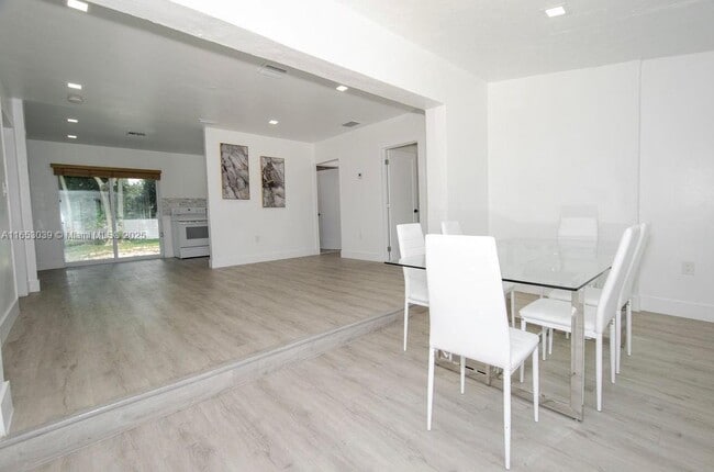 Building Photo - 935 NE 129th St