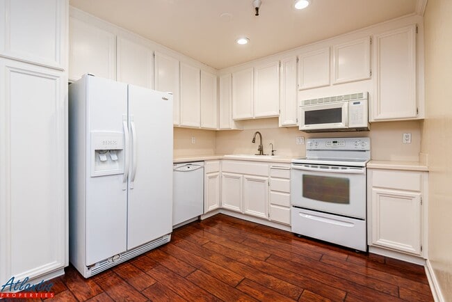 Building Photo - Old Mill Condo | Corner Unit | Desirable Location