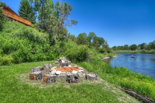 Building Photo - Beautiful Water Front Home!