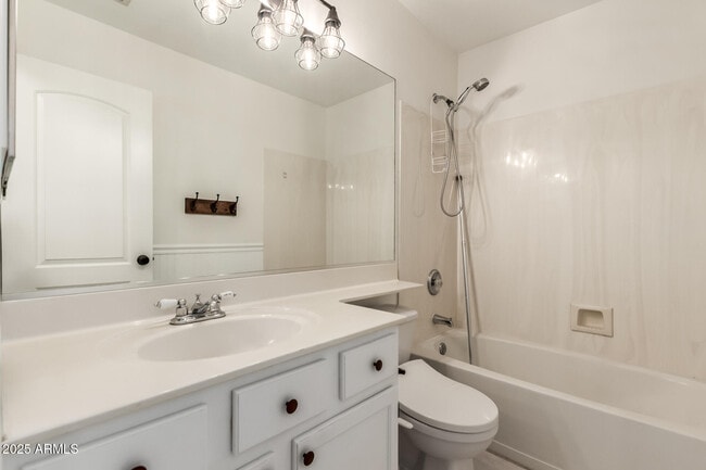 Building Photo - 1132 N Hudson Pl