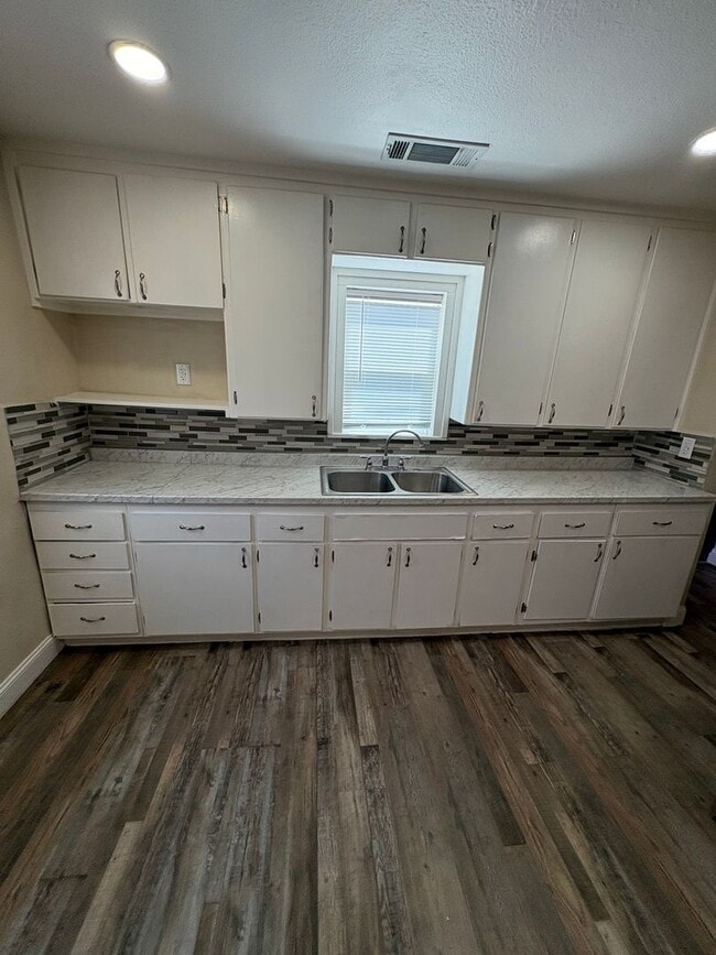 Building Photo - Country home Now Available!