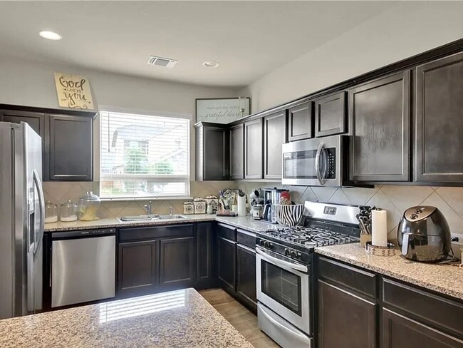 Building Photo - Beautiful Home