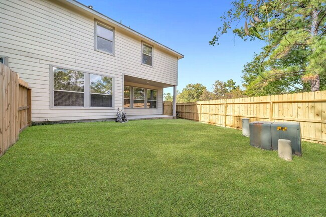 Building Photo - A beautifully maintained 3 bedroom, 2.5 bath home offering modern comfort in a quiet, desirable c...