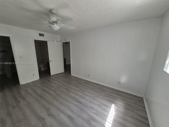 Building Photo - 2022 NW 43 Terrace