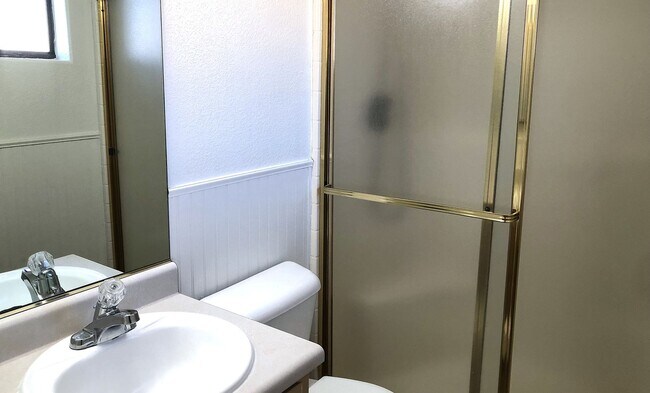 Building Photo - Centrally Located