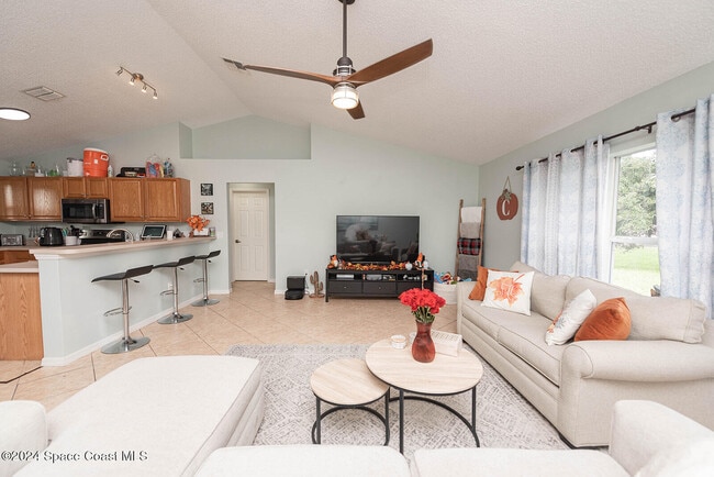 Building Photo - 721 Taluga Ave SE