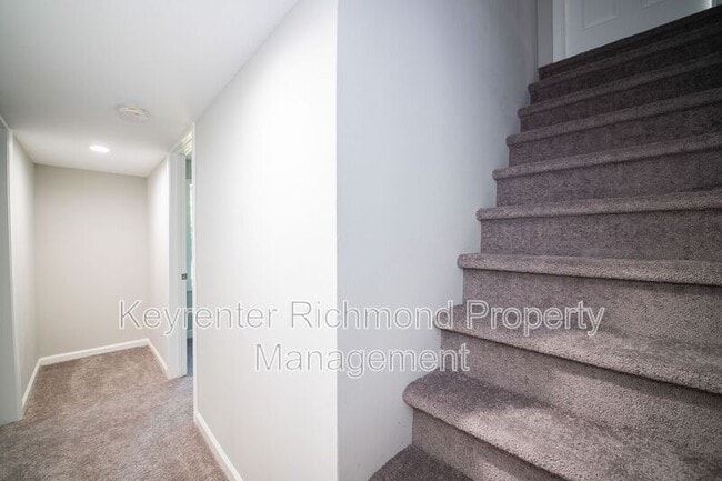 Building Photo - 1001 Colonial Ave