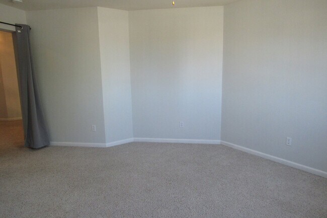 Building Photo - Beautiful 4 Bed/3 Bath Tracy Home with Pool and Fresh Paint