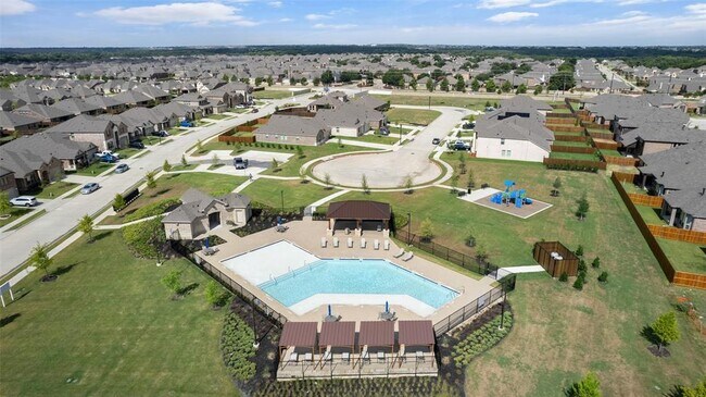 Building Photo - 1324 Thrasher Dr