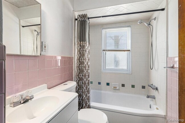 Building Photo - 2045 Central St