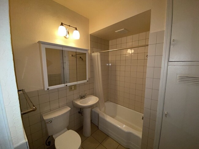 Building Photo - 1 Bed 1 Bath Historic Preserved Douglas Ap...
