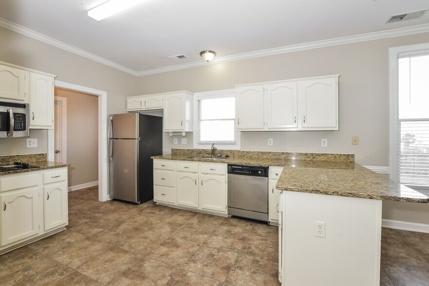 Building Photo - 8664 Meadow Green Dr