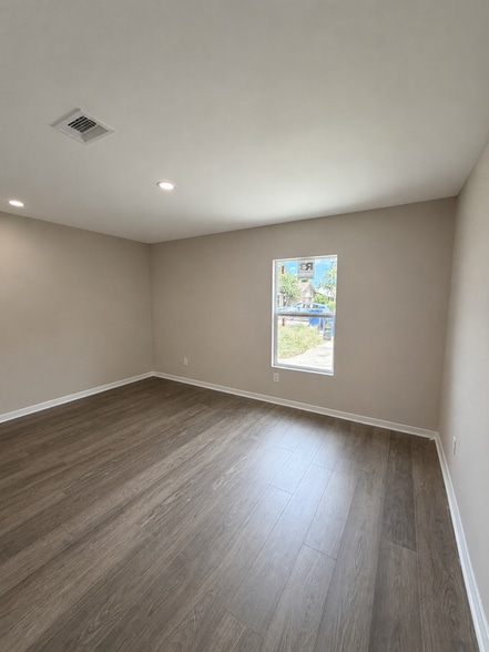 Building Photo - 505 Riverside Dr
