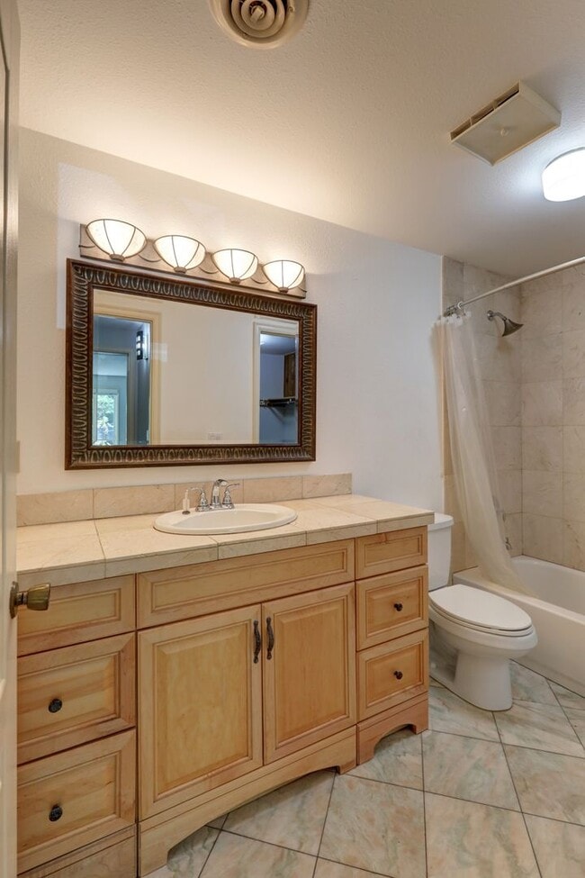 Building Photo - Downtown Bellevue 2BR 1BA Condo-Just Block...