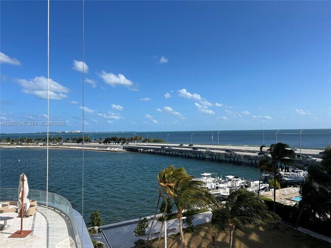 Building Photo - 175 SE 25th Rd