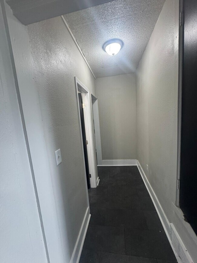 Building Photo - 1490 Hugenot St