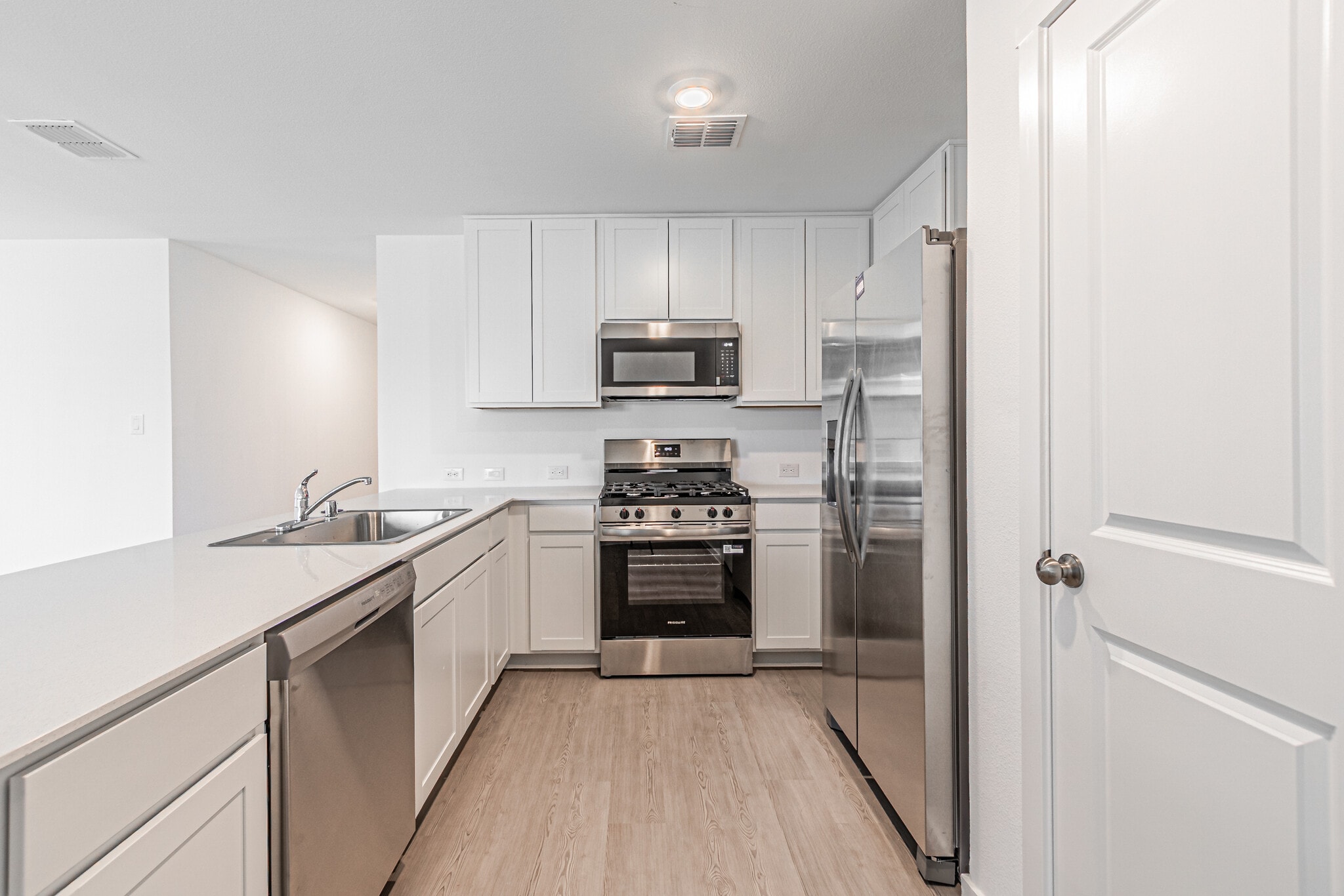 5 burner Stove and Dishwasher - 1932 Ventasso Blvd