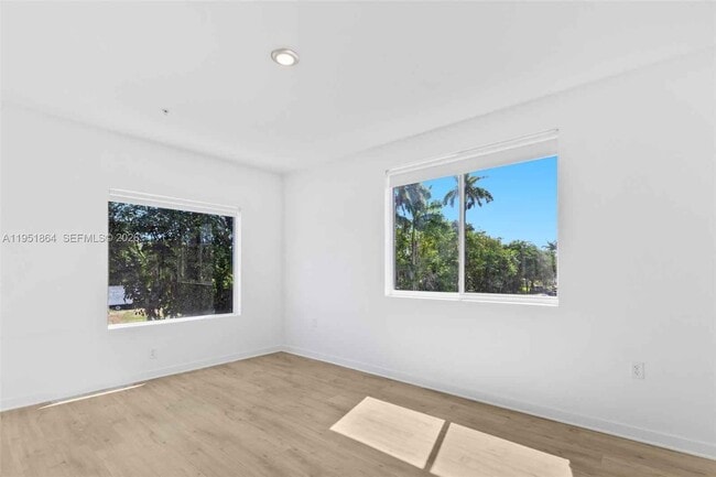 Building Photo - 170 NW 158 St #8 Miami, FL 33169