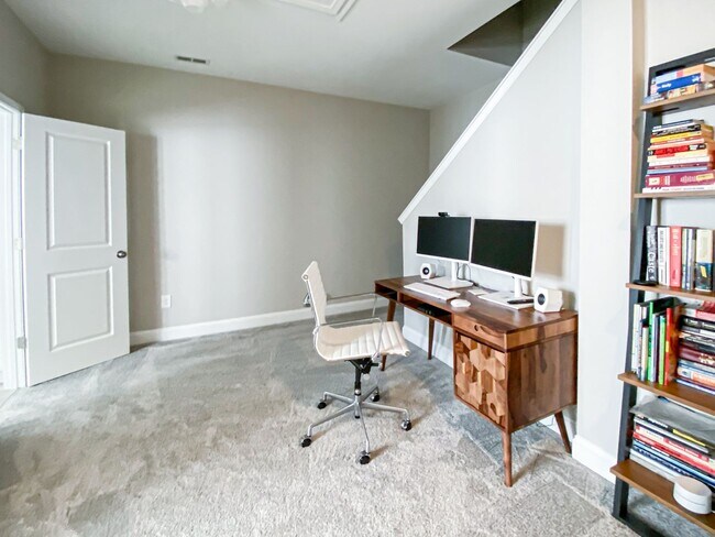 Building Photo - Beautiful Townhome at Manordale - LEASE TA...