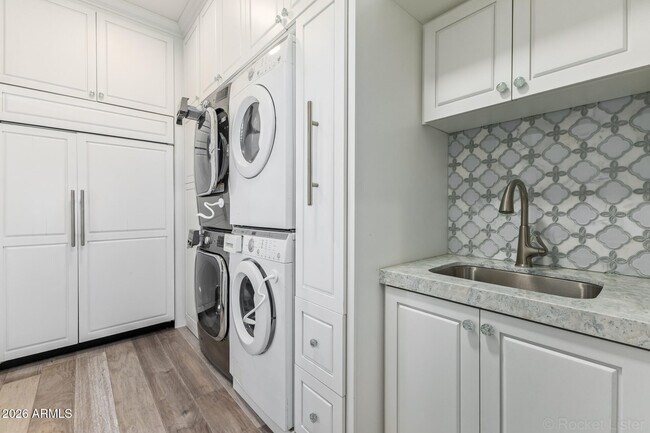 Building Photo - 326 W Loma Ln