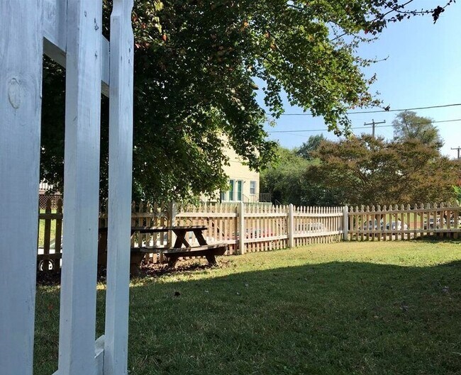 Building Photo - 1911 Lakeview Ave