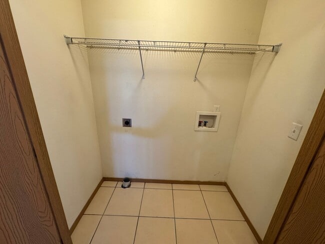 Building Photo - 2 bedroom 2 bathroom duplex with yard care...