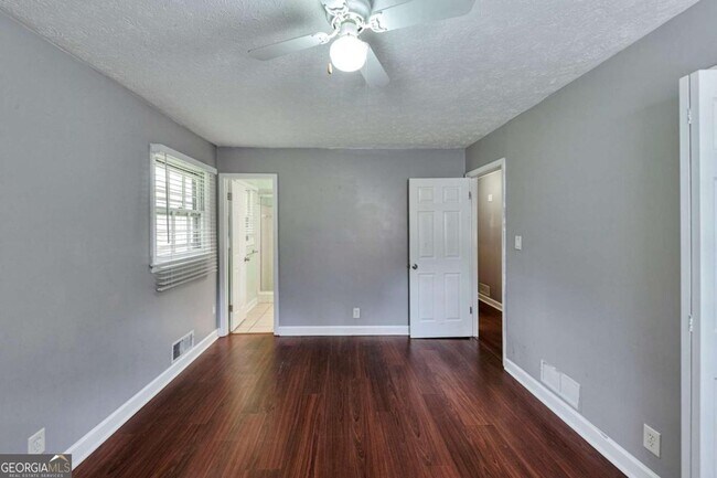 Building Photo - 115 Elizabeth Way