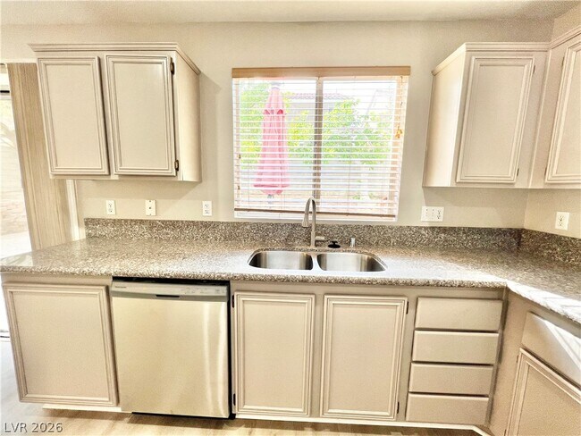 Building Photo - 1705 Encarta St