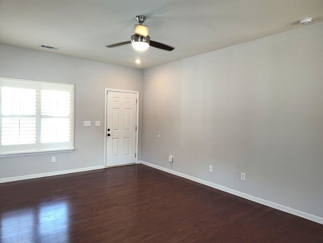 Building Photo - Charming, end-unit, townhome located in the Wrights Crossing Community!