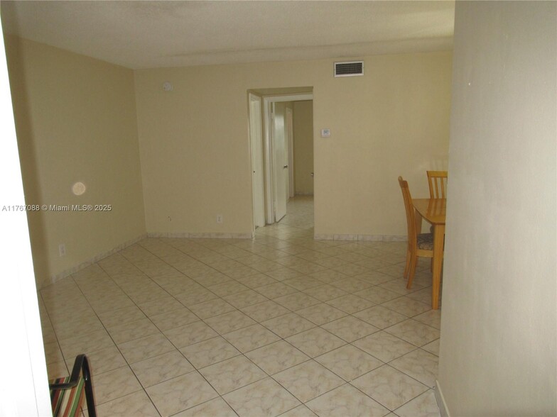 Building Photo - 581 Blue Heron Dr