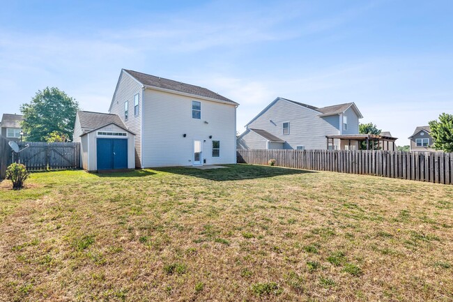 Building Photo - Newer Home, Granite Counter-Tops, Wood Laminate Flooring, SS Appliances, Garage, Fenced, Must See!