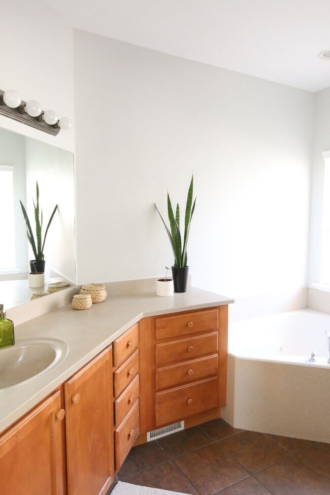Building Photo - Lovely Home For Rent In Lehi, UT
