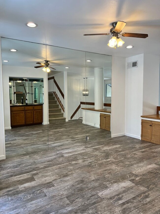 Building Photo - Spacious 2 Bedroom 2-1/2 Bathroom Townhome with 2-car garage in La Jolla near UCSD
