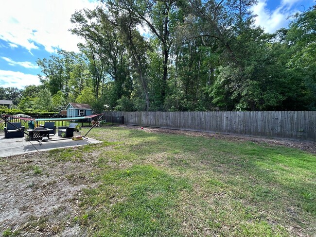 Building Photo - Charming home in Gated Community of Coffee...